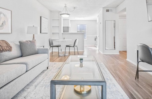 Greater Northdale Apartment | Modern Apartment in Prime Location (ID7132X70)