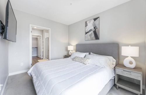 Golden Valley Apartment | Modern Apartment in Prime Location (ID1979X34)