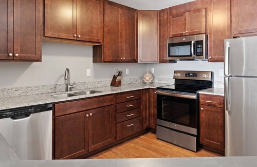 North Oaks Apartment | Modern Apartment in Prime Location (ID8291X37)