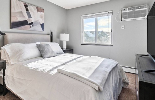 North Oaks Apartment | Modern Apartment in Prime Location (ID8291X37)