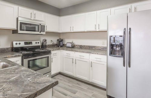 Broken Arrow Apartment | Modern Apartment in Prime Location (ID3947)
