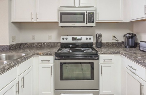 Broken Arrow Apartment | Modern Apartment in Prime Location (ID3947)