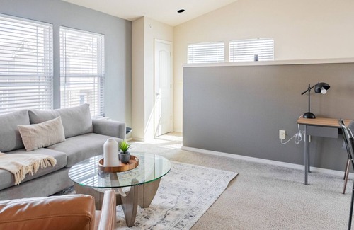 Broken Arrow Apartment | Modern Apartment in Prime Location (ID2916X74)