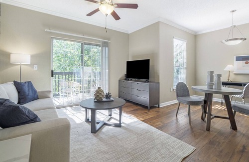 Lexington Apartment | Modern Apartment in Prime Location (ID1013X432)