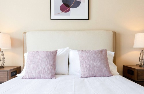 Hill Country Galleria Apartment | Modern Apartment in Prime Location (ID5097X86)