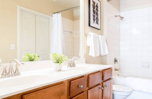 Hill Country Galleria Apartment | Modern Apartment in Prime Location (ID5097X86)