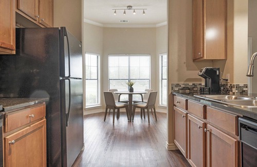Hill Country Galleria Apartment | Modern Apartment in Prime Location (ID8961X66)