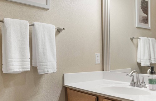 Hill Country Galleria Apartment | Modern Apartment in Prime Location (ID8961X66)