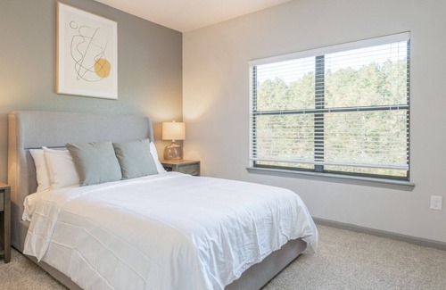 Sand Ridge Apartment | Modern Apartment in Prime Location (ID8017X96)