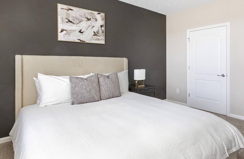Worthington Apartment | Modern Apartment in Prime Location (ID7866X62)