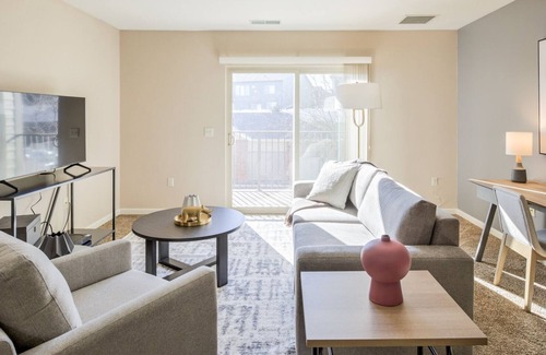 Papillion Apartment | Modern Apartment in Prime Location (ID8073X25)