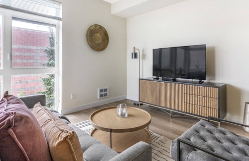 Everett Apartment | Modern Apartment in Prime Location (ID1278X675)
