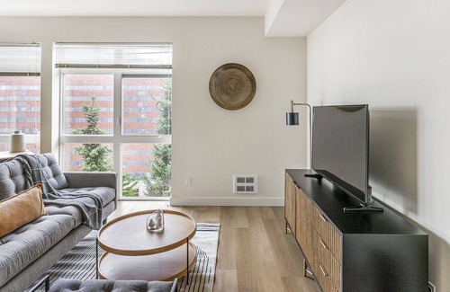 Everett Apartment | Modern Apartment in Prime Location (ID1278X675)
