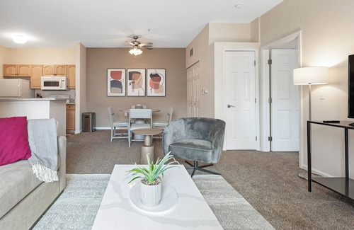 Holland Apartment | Modern Apartment in Prime Location (ID9894X86)