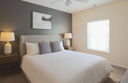 Holland Apartment | Modern Apartment in Prime Location (ID3948X64)