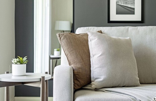 Crabtree Apartment | Modern Apartment in Prime Location (ID1234X658)