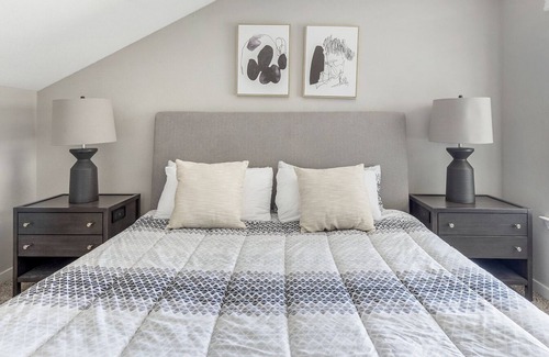 Pearl River Apartment | Modern Apartment in Prime Location (ID3897X65)