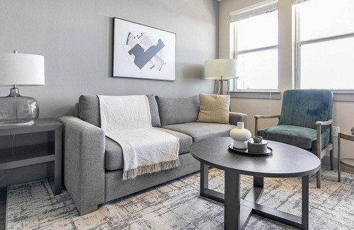 Montopolis Apartment | Modern Apartment in Prime Location (ID8166X83)