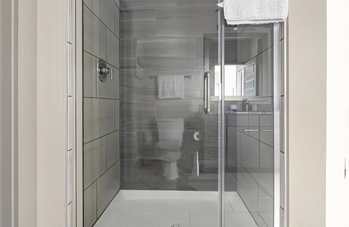 Montopolis Apartment | Modern Apartment in Prime Location (ID8166X83)