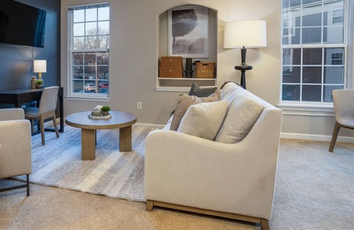 Carmel Apartment | Modern Apartment in Prime Location (ID8397X98)