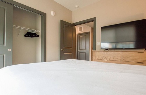 Parker Apartment | Modern Apartment in Prime Location (ID2663X31)