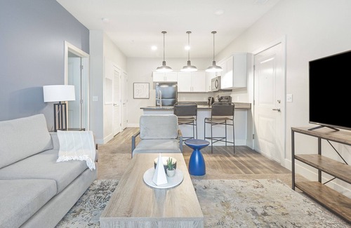 Toledo Apartment | Modern Apartment in Prime Location (ID8146X6)