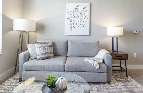 Toledo Apartment | Modern Apartment in Prime Location (ID8145X7)