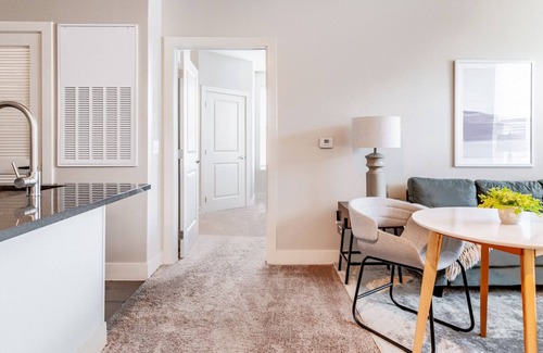 Toledo Apartment | Modern Apartment in Prime Location (ID8148X1)