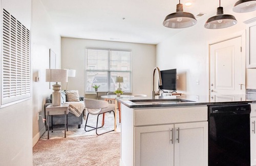 Toledo Apartment | Modern Apartment in Prime Location (ID8148X1)