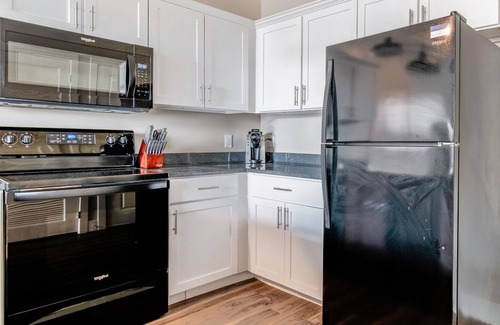 Toledo Apartment | Modern Apartment in Prime Location (ID8148X1)