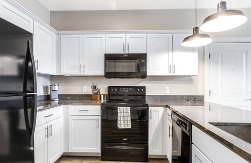 Toledo Apartment | Modern Apartment in Prime Location (ID8147X5)