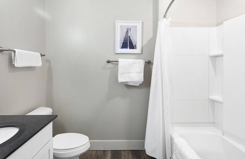Toledo Apartment | Modern Apartment in Prime Location (ID1358X328)