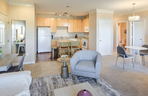 Omaha Apartment | Modern Apartment in Prime Location (ID8708X13)