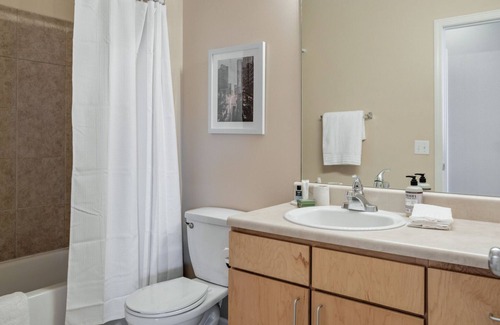 Omaha Apartment | Modern Apartment in Prime Location (ID8708X13)