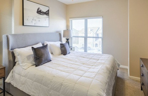 Omaha Apartment | Modern Apartment in Prime Location (ID8708X13)