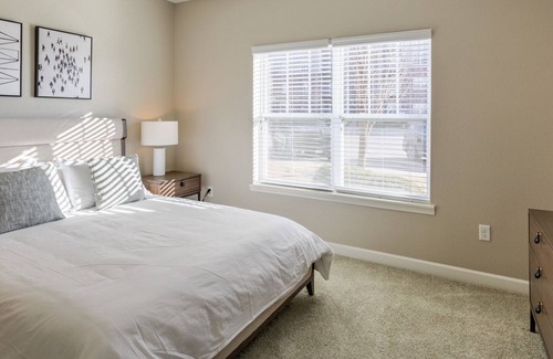 Omaha Apartment | Modern Apartment in Prime Location (ID8647X63)