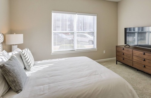 Omaha Apartment | Modern Apartment in Prime Location (ID8647X63)