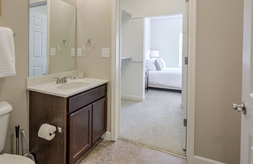 Omaha Apartment | Modern Apartment in Prime Location (ID8647X63)