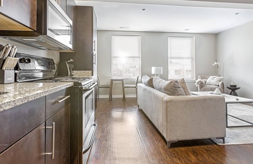 West Central Apartment | Modern Apartment in Prime Location (ID8141X3)