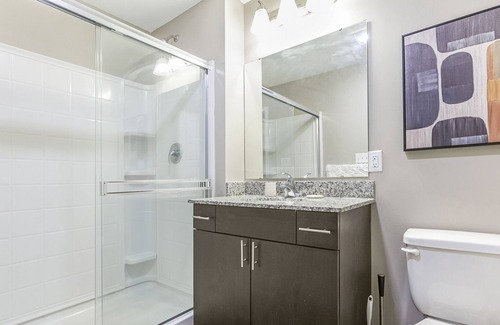 West Central Apartment | Modern Apartment in Prime Location (ID8141X3)