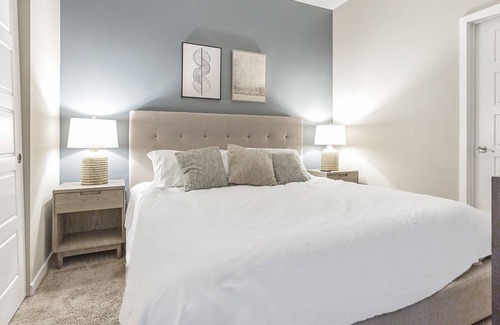West Central Apartment | Modern Apartment in Prime Location (ID8141X3)