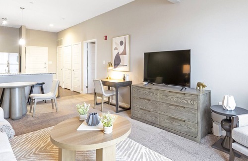 West Central Apartment | Modern Apartment in Prime Location (ID8141X0)