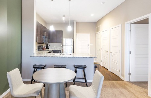 West Central Apartment | Modern Apartment in Prime Location (ID8141X0)