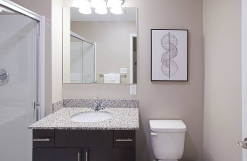 West Central Apartment | Modern Apartment in Prime Location (ID5009X61)