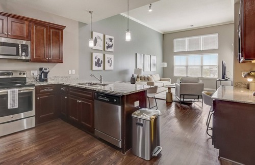 I-435 West KC-KS Apartment | Modern Apartment in Prime Location (ID9965X67)