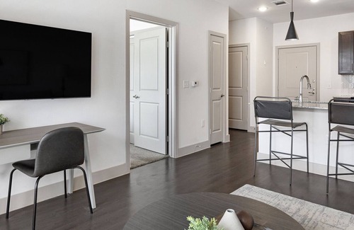 Selma Apartment | Modern Apartment in Prime Location (ID6413X98)