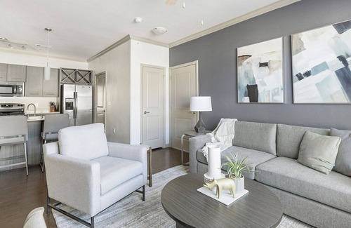 Wetmore Apartment | Modern Apartment in Prime Location (ID1230X535)