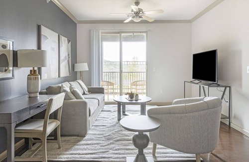 Wetmore Apartment | Modern Apartment in Prime Location (ID9376X25)
