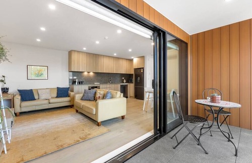 Mangere Bridge Apartment | Modern apartment near the airport