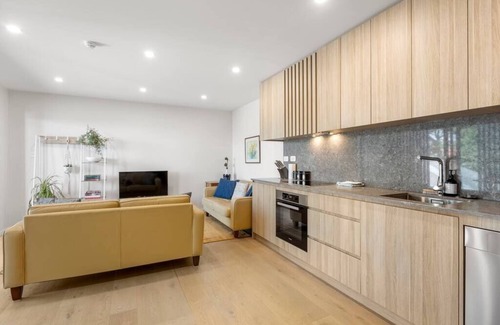Mangere Bridge Apartment | Modern apartment near the airport